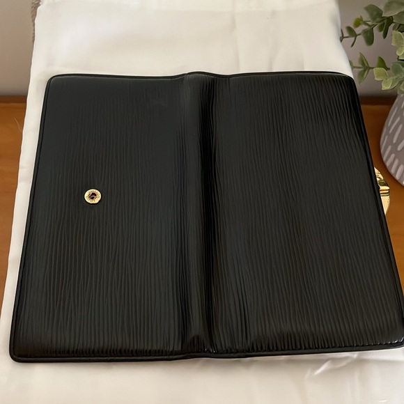 Authentic 💯 LV Black Epi Kisslock Wallet - Picture 7 of 12